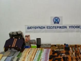 Φωτογραφία για Όπλα, μαϊμού-προϊόντα και πλαστά έγγραφα στην κατοχή του πρώην διοικητή του Α.Τ. Αγ. Παντελεήμονα