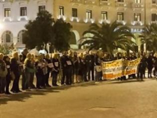 Φωτογραφία για Ανθρώπινη «αλυσίδα» σχημάτισαν εκπαιδευτικοί στη Θεσσαλονίκη