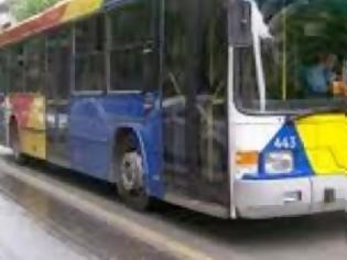 Φωτογραφία για ΠΡΙΝ ΛΙΓΟ: Παρασύρθηκε από αστικό λεωφορείο στο κέντρο της Θεσσαλονίκης την ώρα που πήγε να το γράψει με σπρέι