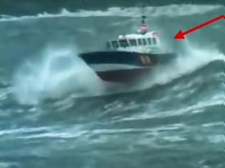 Φωτογραφία για Συγκλονιστικό βίντεο: Κύματα 10 μέτρων σκεπάζουν σκάφος στη θάλασσα! [video]