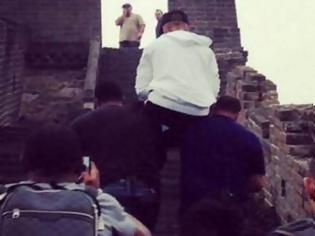 Φωτογραφία για Για όνομα: Σωματοφύλακες κουβαλούν τον Bieber στο Σινικό τείχος!