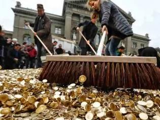 Φωτογραφία για Ελβετια: Πέταξαν 8 εκατομμύρια κέρματα έξω από τη Βουλή