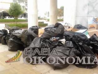 Φωτογραφία για Πήγαν τα σκουπίδια στην είσοδο του Δημαρχείου Πύργου