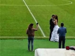 Φωτογραφία για Ο γάμος ήρθε... Τούμπα-Ζευγάρι από τη Θεσσαλονίκη έβγαλε γαμήλιες φωτογραφίες στο γήπεδο του ΠΑΟΚ