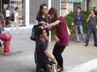Φωτογραφία για Απατημένη γυναίκα τιμωρεί με χαστούκια τον σύντροφό της στη μέση του δρόμου! [Video]