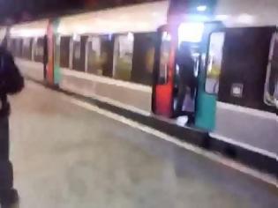 Φωτογραφία για Κοπέλα ρίχνει έξω επιβάτισσα που καθυστερούσε τρένο [video]