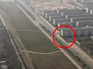 Φωτογραφία για Κίνα: Έκτισαν κατά λάθος πολυκατοικία στη μέση ενός αυτοκινητόδρομου! (φωτό)