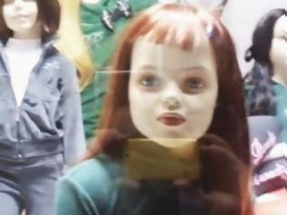 Φωτογραφία για Στοιχειωμένη κούκλα σε βιτρίνα καταστήματος στην Πάτρα! - Δείτε το video