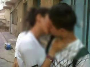 Φωτογραφία για Σε δίκη οι ανήλικοι που ανάρτησαν φωτογραφία με φιλί τους στο facebook