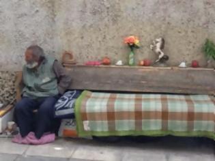 Φωτογραφία για Ξανά στο παγκάκι του ο άστεγος του Κολωνακίου: Χαμός στο διαδίκτυο με την περιπέτεια του γέροντα