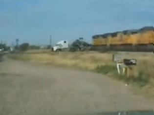 Φωτογραφία για Σφοδρή σύγκρουση τρένου με φορτηγό! [video]