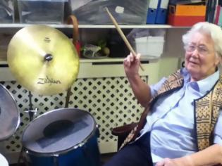 Φωτογραφία για Γιαγιά 99 ετών εκπληρώνει το όνειρο της και παίρνει drums
