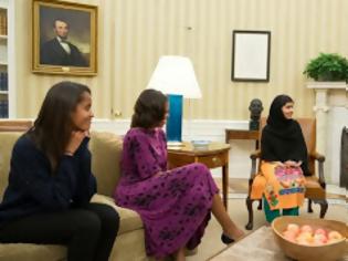 Φωτογραφία για Η 15χρονη κόρη του Ομπάμα υποδέχθηκε τη συνομήλική της Μαλάλα στον Λευκό Οίκο