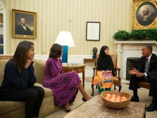 Φωτογραφία για Το ζεύγος Ομπάμα υποδέχθηκε τη Μαλάλα