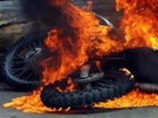 Φωτογραφία για Πάτρα: Μηχανή τυλίχθηκε στις φλόγες