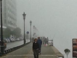 Φωτογραφία για Πυκνή ομίχλη απλώθηκε πάνω από τη Θεσσαλονίκη- Σκηνικό από θρίλερ το κέντρο!