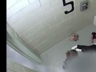 Φωτογραφία για Βίντεο σοκ: Αστυνομικός κακοποιεί γυναίκα στο κρατητήριο και την αφήνει αιμόφυρτη