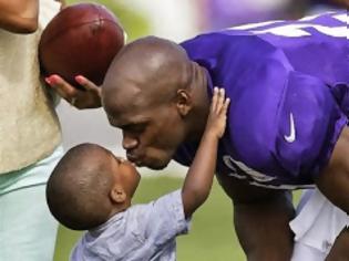 Φωτογραφία για Σοκ στο NFL: Νεκρός από κακοποίηση ο μόλις δύο ετών γιος του Άντριαν Πίτερσον
