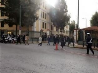 Φωτογραφία για Μετέφεραν δύο φωτοβολίδες στον συνοδηγό του Ρουπακιά