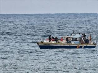 Φωτογραφία για Στην Καλαμάτα θαλαμηγός που μετέφερε 73 παράνομους μετανάστες