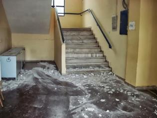 Φωτογραφία για Έπεσε η οροφή σχολείου στο Ωραιόκαστρο! Από θαύμα σώθηκαν οι μαθητές! ΦΩΤΟ