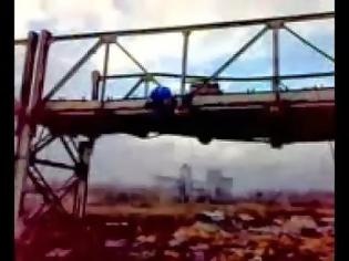 Φωτογραφία για Πώς μπορείτε να ρίξετε μια γέφυρα επισκευάζοντας την! [video]