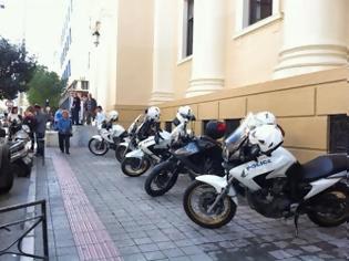Φωτογραφία για Πάτρα: Δεκάδες ρομά έξω από τα δικαστήρια - Απολογούνται οι έξι συλληφθέντες πιστολέρο