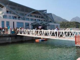 Φωτογραφία για Απρόοπτο περιστατικό κατά τη διάρκεια ξενάγησης σε γέφυρα στην Κίνα
