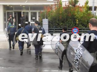 Φωτογραφία για Διμοιρίες των ΜΑΤ έκαναν ντου μέσα στο Διοικητήριο της Νομαρχίας Εύβοιας και έσπασαν την κατάληψη των εργαζομένων
