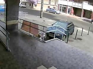 Φωτογραφία για Ξεκαρδιστικό βίντεο! Ηλικιωμένος φύλακας τράπεζας κυνηγάει ληστή!