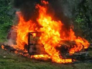 Φωτογραφία για Χανιά: Έκανε στην άκρη και είδε το αυτοκίνητό του να παραδίδεται στις φλόγες