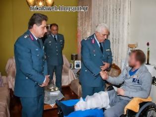 Φωτογραφία για Λάρισα: Η φωτογραφία με τον αστυνομικό της ΕΚΑΜ τραυματισμένο. Ξέχασαν μια μικρή λεπτομέρεια, να βάλουν ρετουσάρισμα στις φωτογραφίες του σπιτιού του