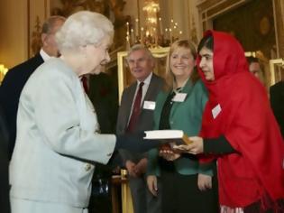 Φωτογραφία για Με τη βασίλισσα Ελισάβετ συναντήθηκε η Μαλάλα