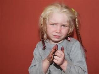 Φωτογραφία για Πρωτοφανής διεθνής κινητοποίηση για να βρεθούν οι πραγματικοί γονείς του ξανθού κοριτσιού