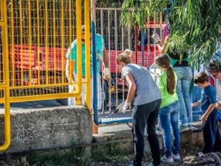 Φωτογραφία για Πάτρα: Εθελοντές έβαψαν τα κάγκελα σχολείων