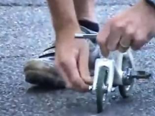 Φωτογραφία για Κουβαλάει το πιο μικροσκοπικό ποδήλατο στον κόσμο! [Video]
