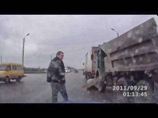 Φωτογραφία για Απίστευτο βίντεο. Δείτε τον πιο μεθυσμένο οδηγό της Ρωσίας!