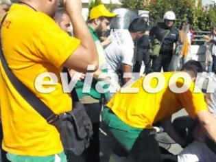 Φωτογραφία για Εύβοια: Δακρυγόνα και ξύλο στο διοικητήριο - ΜΑΤ εναντίον εργαζομένων (Βίντεο)