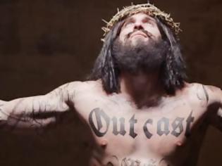 Φωτογραφία για Σάλος με τις αφίσες που εικονίζουν τον Χριστό με τατουάζ