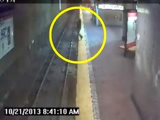 Φωτογραφία για Γυναίκα - υπνοβάτισσα πέφτει στις γραμμές του τρένου [video]