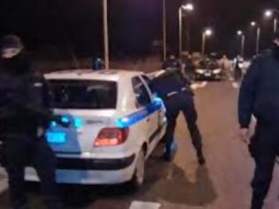 Φωτογραφία για Καρέ καρέ η επιχείρηση της ΕΛ ΑΣ στην Αθηνών - Πατρών και η σύλληψη των δουλεμπόρων - Δείτε video