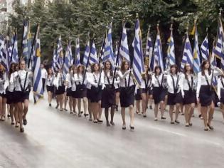 Φωτογραφία για Απειλούν με ακύρωση της παρέλασης εάν κρατήσει τη σημαία μαθήτρια αλβανικής καταγωγής