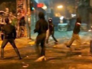 Φωτογραφία για Πάτρα: Πεδίο μάχης χθες τη νύχτα η Πλατεία Όλγας - Σύγκρουση δύο ομάδων νεαρών κρανοφόρων