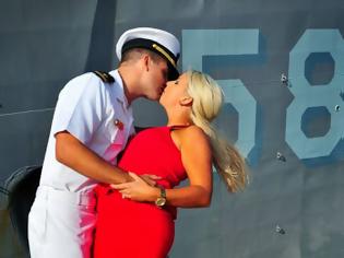Φωτογραφία για Το καυτό φιλί της επιστροφής του ανθυποπλοίαρχου των ΗΠΑ από την Σούδα!