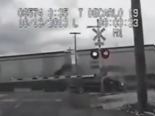 Φωτογραφία για Προσπάθησε να ξεφύγει από την αστυνομία και τράκαρε με τρένο [video]