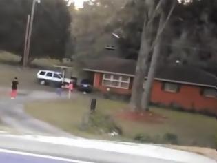 Φωτογραφία για Έπιασε τη γυναίκα του στα πράσα και όρμηξε στο σπίτι τους με το αυτοκίνητο! [Video]