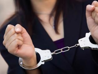 Φωτογραφία για Πάτρα: Συνελήφθη 52χρονη με σωρεία καταδικαστικών αποφάσεων σε βάρος της