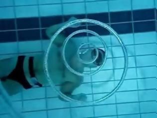 Φωτογραφία για Κολυμβητής κάνει εντυπωσιακά υποβρύχια δαχτυλίδια! [video]