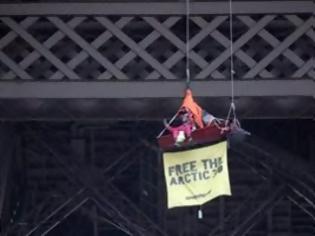 Φωτογραφία για Μέλη της Greenpeace αναρριχήθηκαν στον Πύργο του Άιφελ