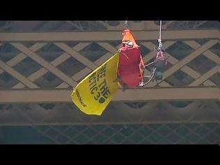 Φωτογραφία για Μέλη της Greenpeace αναρριχήθηκαν στον Πύργο του Άιφελ (video)